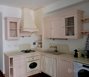 Cucina country con fornello e forno Smeg vintage