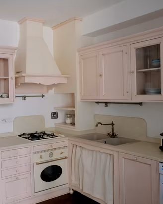 Cucina country con fornello e forno Smeg vintage