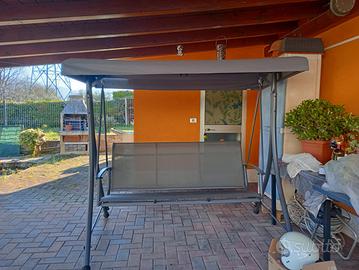 Dondolo da giardino.