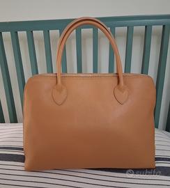 Borsa color cuoio con doppi manici