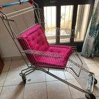 Carrello spesa trasformato in poltrona