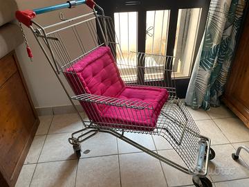 Carrello spesa trasformato in poltrona
