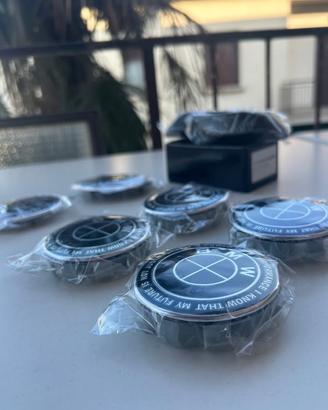 Kit Emblemi BMW Total Black (6 pz) + Frecce Fumè