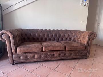 Coppia divani stile Chesterfield