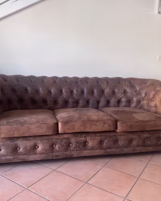 Coppia divani stile Chesterfield