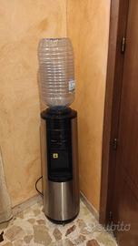 Dispenser acqua con  boccioni