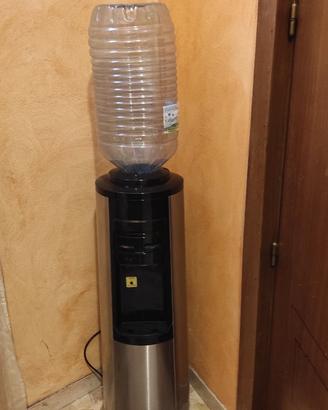 Dispenser acqua con  boccioni