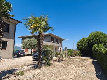 Abitazione ideale per 2/3 nuclei familiari