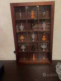 Vetrinetta dí collezione con vasetti