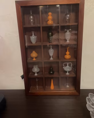 Vetrinetta dí collezione con vasetti