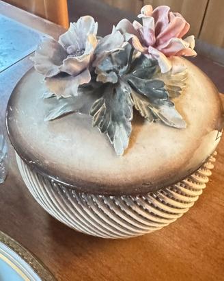 Cofanetto con coperchio in ceramica Capodimonte