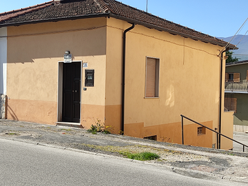 Vendesi casetta indipendente a Gioia dei Marsi AQ