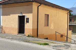 Vendesi casetta indipendente a Gioia dei Marsi AQ