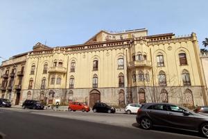 P.PE DI CAMPOREALE:EDIFICIO STORICO SU 3 PIANI