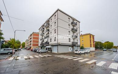 ZONA CORONA APPARTAMENTO CON BALCONE E GARAGE