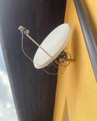 Parabola satellitare con cavo