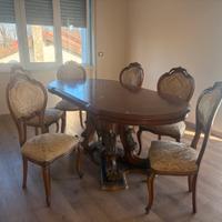 Tavolo in legno intarsiato e sedie