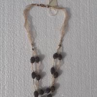 collana fatta a mano con rete metallica e perline