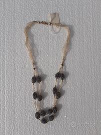 collana fatta a mano con rete metallica e perline