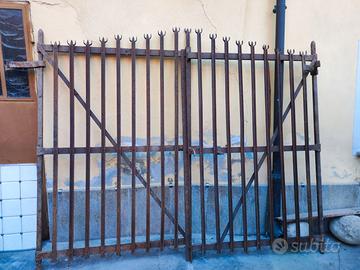 Antico cancello in ferro battuto