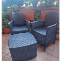 Set da giardino. sedie e tavolino