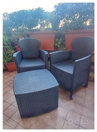 Set da giardino. sedie e tavolino