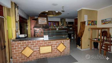 Locale commerciale, 4 vetrine (ex pizzeria)
