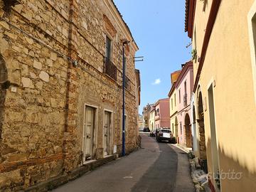 Antica casa padronale con cortile da restaurare