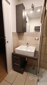 Mobile bagno sospeso con lavabo e pensile