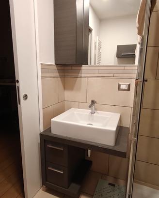 Mobile bagno sospeso con lavabo e pensile