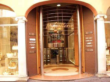 Negozio Libero e arredato