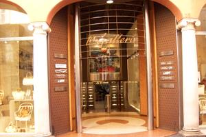 Negozio Libero e arredato