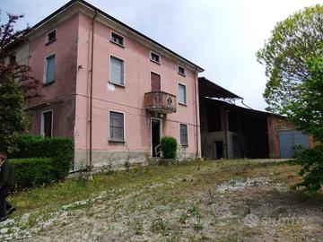 Rustico / Casale di 150 m² con 4 locali e box auto