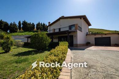 Villa di 230 m² con più di 5 locali e box auto a C