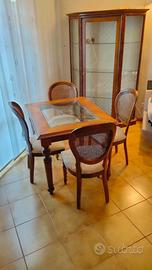 Salotto con tavolo, 4 sedie e vetrinetta