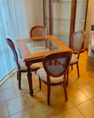 Salotto con tavolo, 4 sedie e vetrinetta