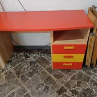 Scrivania più mensole