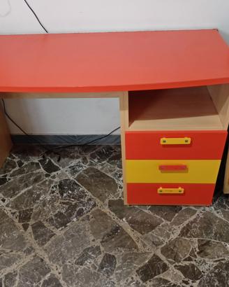 Scrivania più mensole