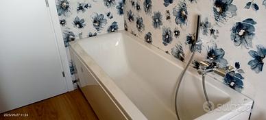 Vasca da bagno con miscelatore 