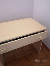 Scrivania con cassetto color frassino