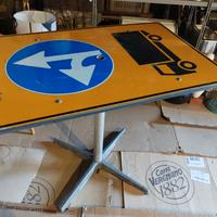 tavolino con cartello stradale