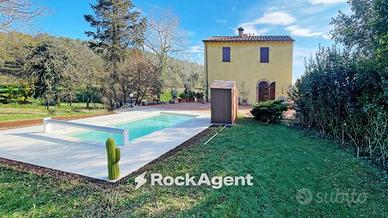 Rustico / Casale di 400 m² con più di 5 locali a R