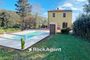 Rustico / Casale di 400 m² con più di 5 locali a R
