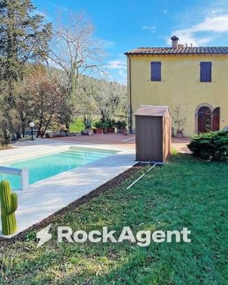 Rustico / Casale di 400 m² con più di 5 locali a R