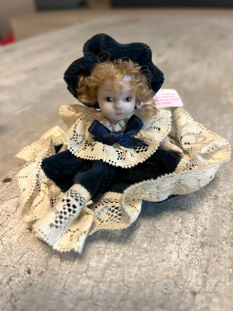 Bambola In Porcellana Miniatura Sposo In Giacca E Gilet &ndash; Scala 1:12 Per Casa Delle Bambole