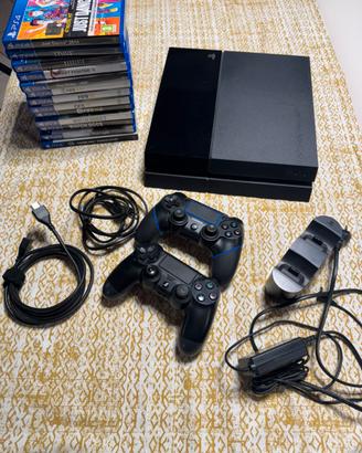 PS4 completa di 13 giochi e due controller
