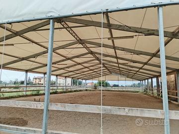 campo da equitazione coperto