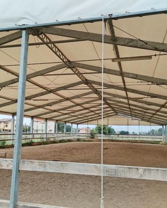 campo da equitazione coperto