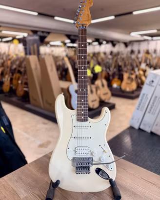 FENDER STRATOCASTER RICHIE SAMBORA WHITE + BORSA