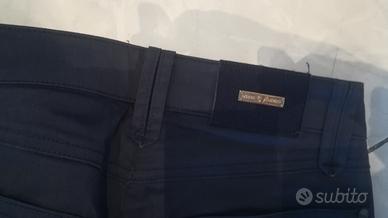 DONNA 2 pantaloni e una camicia